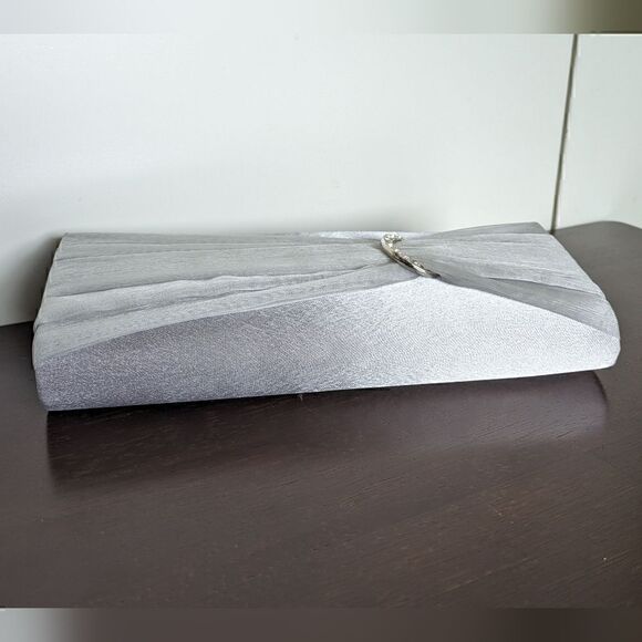 90s Jessica McClintock Silver Satin Clutch Handbag with Optional Strap - Picture 5 of 13